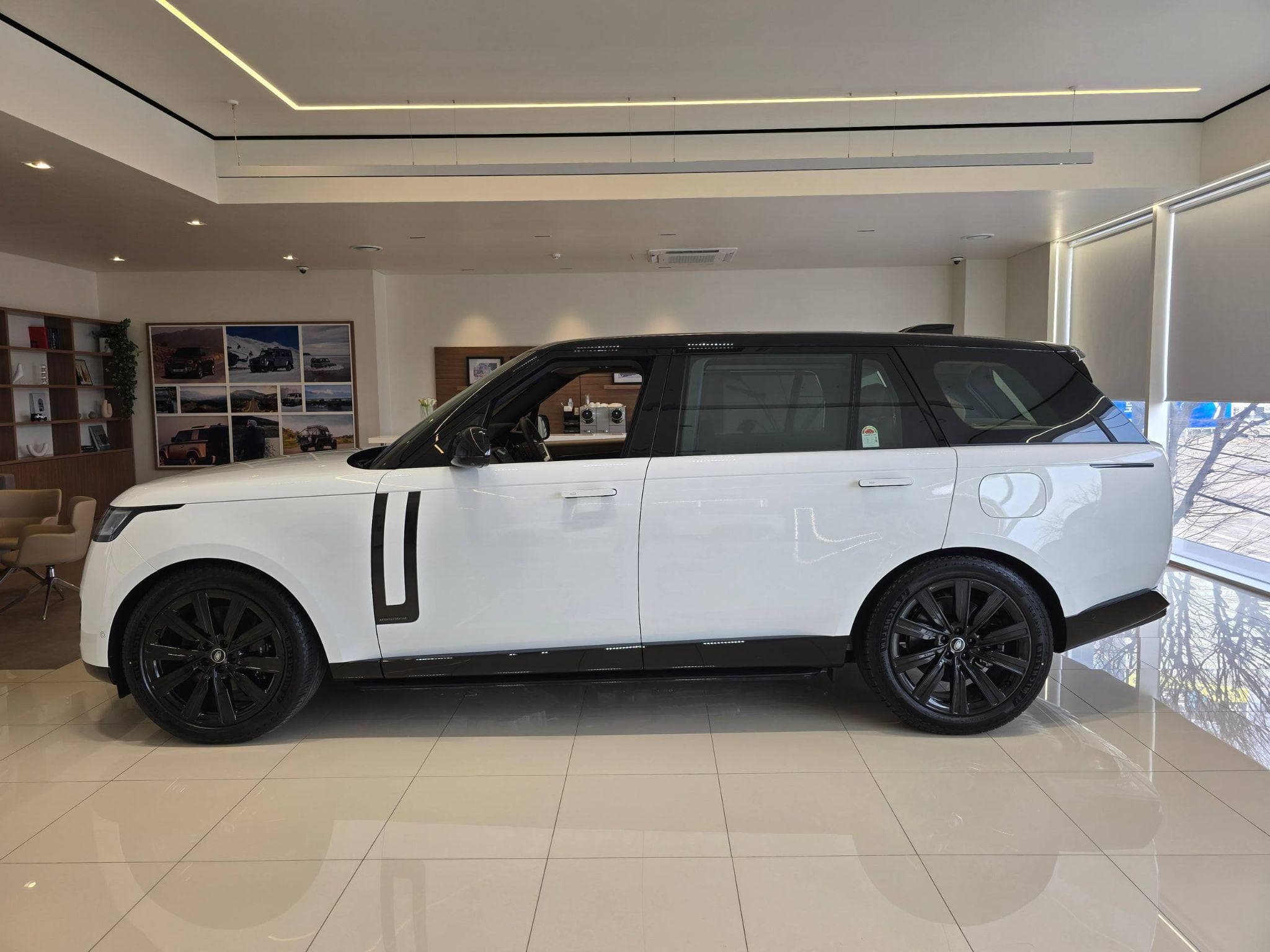 Range Rover P530 LWB - alternate view