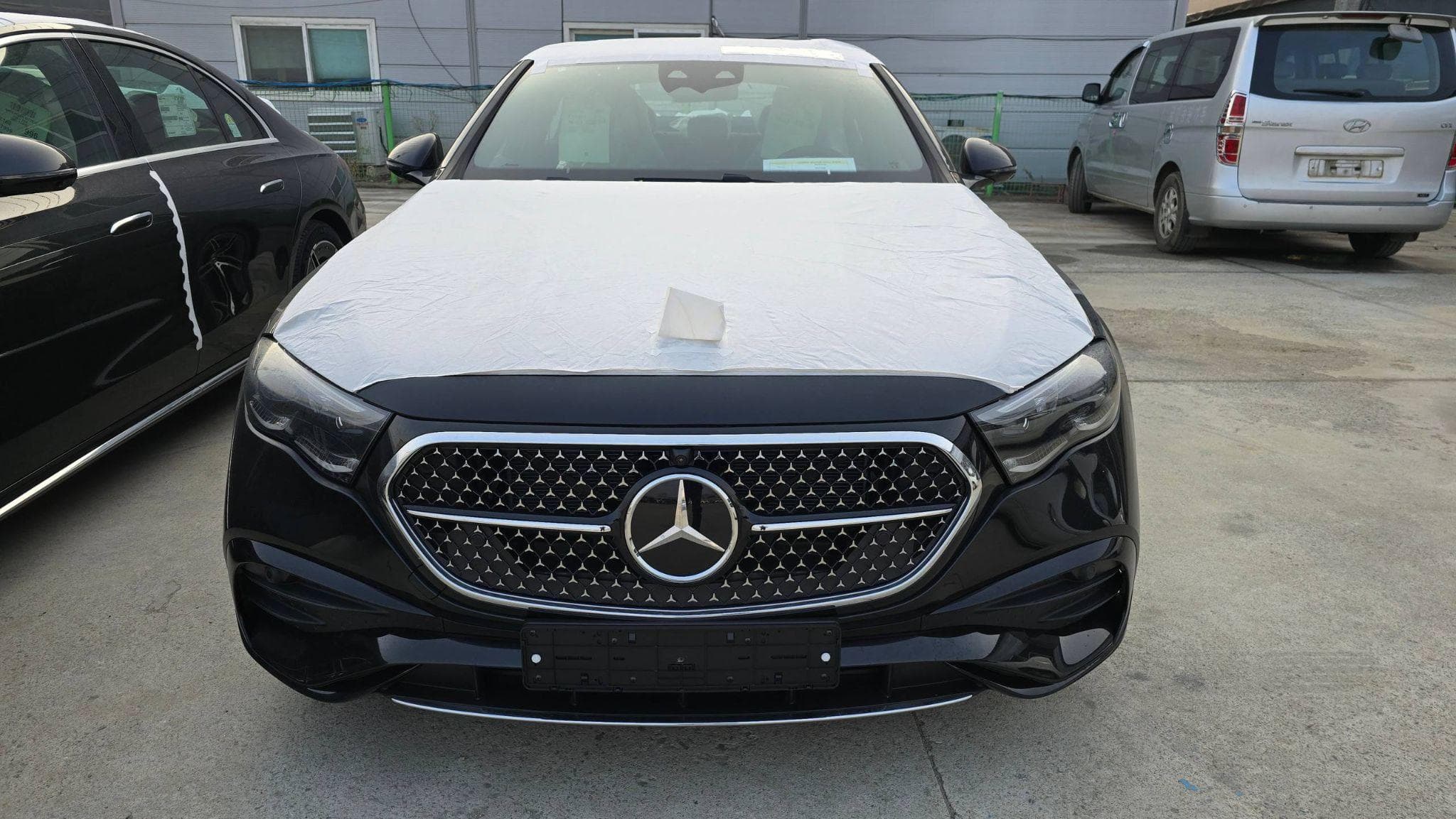 Mercedes-Benz E300 AMG Line - alternate view